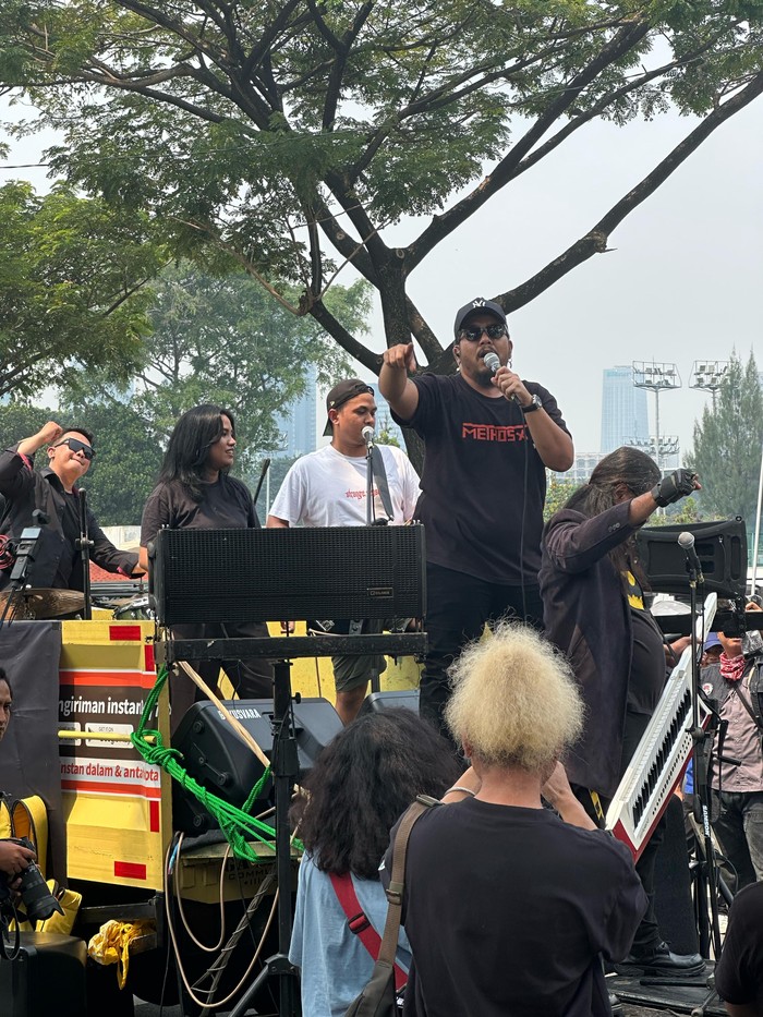 Methosa Band Methosa tampil energik di Hari Buruh, menyuarakan kritik melalui lagu Bangun Orang Waras.