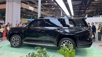 Geser ke bagian samping, desain mobil ini sangat kokoh dengan overfender  yang besar sewarna bodi, penggunaan ring velg dan profil ban yang besar, ditambah dengan paket roof rail di bagian atap yang artinya mobil ini siap mendukung kegiatan outdoor. Foto: Luthfi Anshori/detikOto