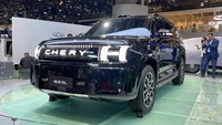 Sementara aura modern ini tampak dari penyematan logo CHERY besar di bagian grille yang bisa menyala, serta permainan animasi di lampu belakangnya. Foto: Luthfi Anshori/detikOto