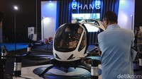 EHang EH-216S telah mendapat sertifikasi untuk mengangkut penumpang pertama di dunia. Sertifikat Tipe itu dikeluarkan secara resmi oleh Administrasi Penerbangan Sipil Tiongkok (Civil Aviation Administration of China/ CAAC). Foto: Septian Farhan Nurhuda/detik.com