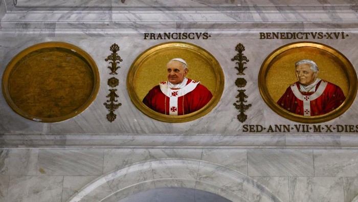 Mosaik Baru Paus Fransiskus Hiasi Basilika di Roma A person takes a picture of mosaic depicting various popes, including the late Pope Francis inside the Basilica of Saint Paul Outside the Walls, alongside an empty space reserved for the next pope to be elected in the forthcoming conclave, in Rome, Italy, May 1, 2025. REUTERS/Yara Nardi