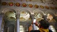 Mosaik potret Paus Fransiskus ditempatkan di bagian frisa yang khusus menampilkan potret paus-paus terkini. Dalam tradisi basilika, potret paus yang sedang menjabat biasanya disorot dengan pencahayaan khusus, menandakan kepemimpinan spiritualnya saat ini.