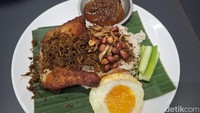 Nasi lemak di Nasi Lemak Selera Lins punya rasa dan aroma lebih lembut. Ada lauk ayam goreng rempah yang renyah di luar dan juicy di dalam sebagai pelengkapnya. Foto: detikcom/Diah Afrilian
