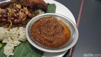 Ciri khas lainnya dari nasi lemak ini ialah sambal udang yang khas. Resep sambalnya disamakan dengan sambal pelengkap nasi lemak di Malaysia. Foto: detikcom/Diah Afrilian