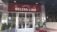 Nama tempat makannya Nasi Lemak Selera Lins. Jansen, pemiliknya, menyebut resep-resep yang dihadirkan berasal dari risetnya di Malaysia. Foto: detikcom/Diah Afrilian