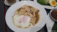 Selain nasi lemak, di sini juga ada kreasi menu lain yang diciptakan oleh Jansen. Canai Banjir dibuatnya terinspirasi dari roti canai kuah kari khas Melayu-India. Foto: detikcom/Diah Afrilian