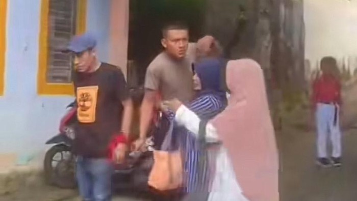 Oknum polisi di Ternate mengamuk sambil membawa sajam di sekolah dasar (SD).