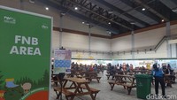Traveler yang datang ke sini tak usah khawatir kelaparan atau mati gaya. Ada area makan dan minum kok di area event.