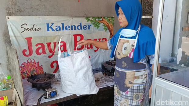 Pasangan penjual koran dan pedagang gorengan yang kini naik haji.