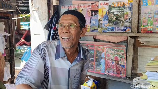 Pasangan penjual koran dan pedagang gorengan yang kini naik haji.