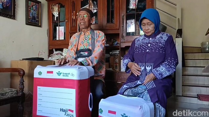 Pasangan penjual koran dan pedagang gorengan yang kini naik haji.
