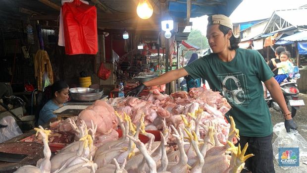 Pedagang di Pasar Kranji Baru, Kota Bekasi hingga Jumat (2/5/2025) mengeluhkan sepinya pembeli usai Lebaran. Ini terjadi meski harga kebutuhan pokok seperti bawang merah, cabai, dan tomat turun signifikan. (CNBC Indonesia/Fergi Nadira)