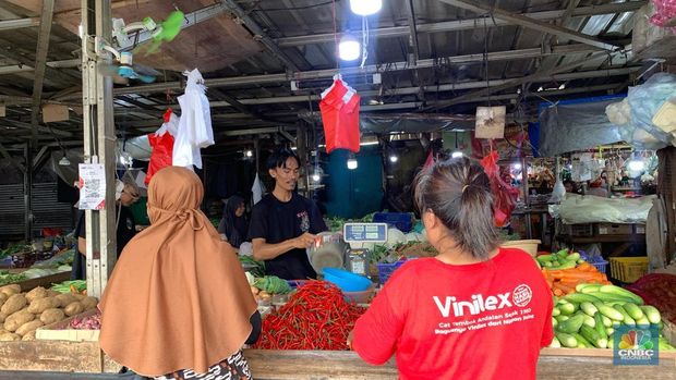Pedagang di Pasar Kranji Baru, Kota Bekasi hingga Jumat (2/5/2025) mengeluhkan sepinya pembeli usai Lebaran. Ini terjadi meski harga kebutuhan pokok seperti bawang merah, cabai, dan tomat turun signifikan. (CNBC Indonesia/Fergi Nadira)