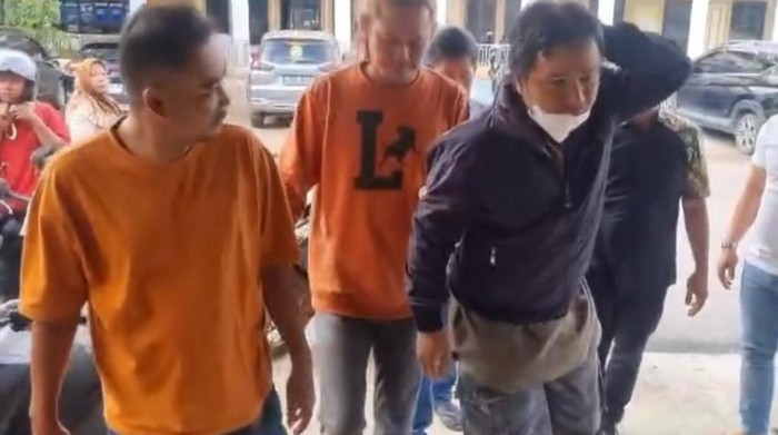 Pedagang pempek yang menikam pria diduga preman di Pasar Angso Duo, Kota Jambi, menyerahkan diri
