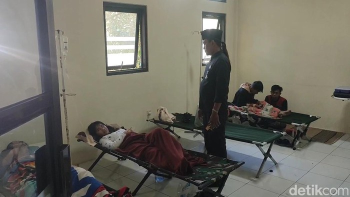 Pelajar korban keracunan usai santap makanan MBG di Tasikmalaya