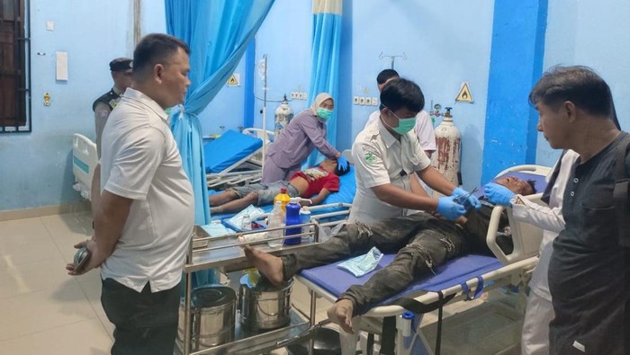 Pelaku pencurian motor di OKU Timur saat mendapat perawatan usai dimassa.