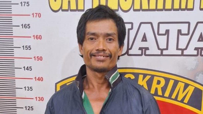 Pelaku Umar saat diamankan di kantor polisi. (Dok. Polres Batu Bara)