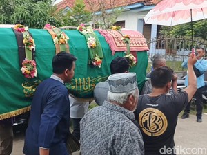 Duka Selimuti Pemakaman Suhendi yang Meninggal di Embarkasih Kertajati