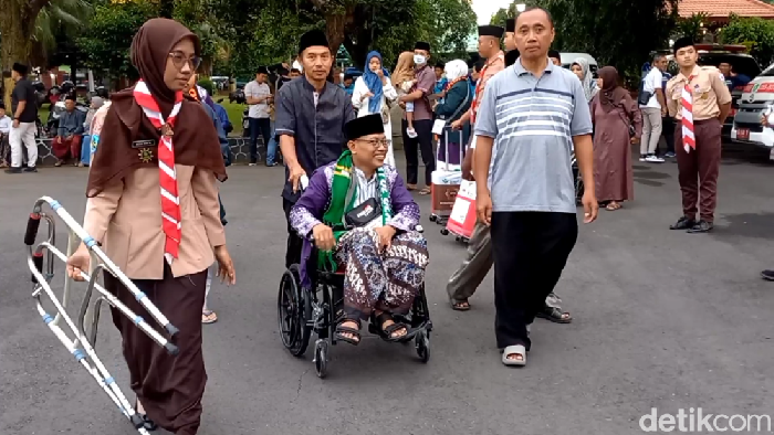 Pemberangkatan calon jemaah haji asal Trenggalek ke Asrama Haji Sukolilo Surabaya