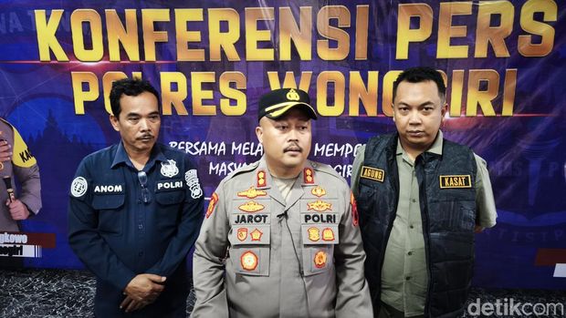 Kapolres Wonogiri AKBP Jarot Sungkowo (tengah), didampingi Kasat Reskrim Iptu Agung Sadewo (kanan), dan Kasi Humas AKP Anom Prabowo, di Mapolres Wonogiri, Jumat (2/5/2025).