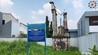 Menurut pegiat sejarah Bogor, Johnny Pinot, kawasan Cilebut dahulu merupakan area perkebunan karet pada masa kolonial Belanda. Terlihat dari sisa-sisa peninggalan berupa Tugu Lonceng yang dulu digunakan sebagai penanda waktu kerja buruh.