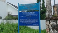 Tugu Lonceng ini berlokasi tepat di sebelah proyek pembangunan perumahan Permata Bogor Residence 2. Sangat dekat dengan Stasiun KRL Cilebut, Kec. Sukaraja, Desa Cilebut Barat, Kabupaten Bogor, yang jalur keretanya juga dibangun oleh keluarga kolonial Belanda pemilik kebun.  