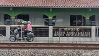 Masih di sekitar kawasan Tugu Lonceng, keluarga Belanda pemilik perkebunan di Cilebut tersebut kemudian membangun rel kereta yang terhubung dengan Jakarta (dahulu masih bernama Batavia). Sebagai tanda bahwa jalur tersebut sudah di bangun oleh keluarga kolonial Belanda yang sama, terdapat sebuah masjid yang menjadi saksi bisu proses pembangunan jalur kereta.  