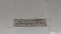 Di samping jalur kereta yang saat ini masih dimanfaatkan sebagai jalur KRL Jakarta-Bogor itu memang terdapat masjid dengan prasasti peresmian tahun 1861. Artinya baik jalur kereta maupun tugu lonceng penanda waktu kerja buruh di Cilebut sudah ada sejak kurang lebih 164 tahun lalu.  