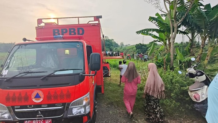 Pencarian penumpang mobil Nissan Livina yang nyemplung sungai di Nganjuk.