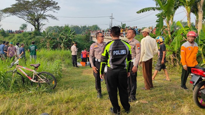 Pencarian penumpang mobil Nissan Livina yang nyemplung sungai di Nganjuk.