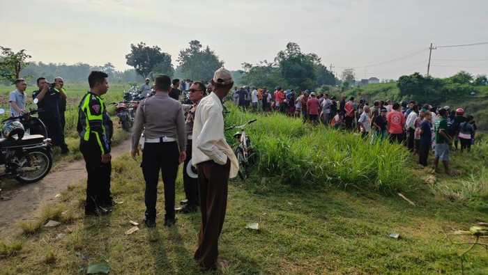 Pencarian penumpang mobil Nissan Livina yang nyemplung sungai di Nganjuk.