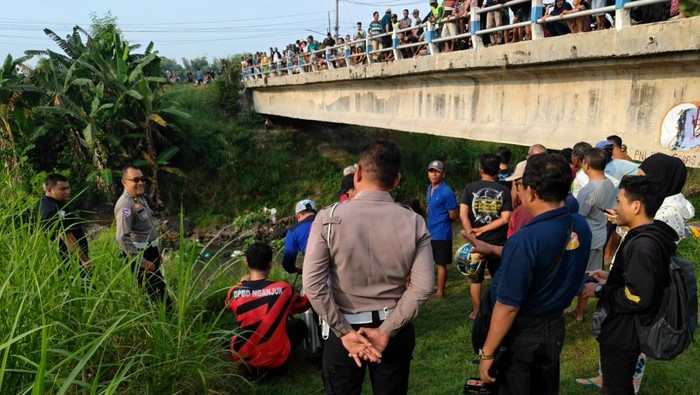 Pencarian penumpang kendaraan beroda empat Nissan Livina yang nyemplung sungai di Nganjuk. Pencarian penumpang kendaraan beroda empat Nissan Livina yang nyemplung sungai di Nganjuk.