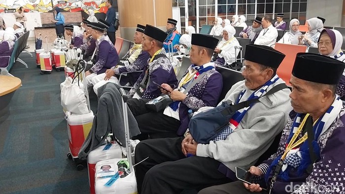 Penerbangan perdana jemaah haji 2025 di Bandara Kertajati.