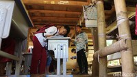 Foto: Penggagas kelas jauh SDN Inpres 238 Bonto Parang, Suryadi mengajar siswa dengan keterbatasan fasilitas. (Muhammad Subhan/detikSulsel)