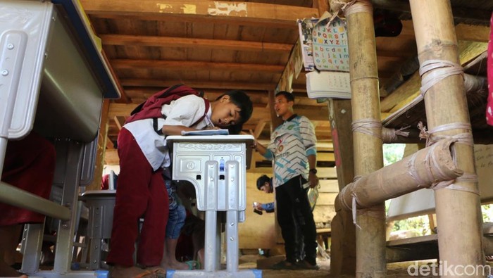 Penggagas kelas jauh SDN Inpres 238 Bonto Parang, Suryadi mengajar siswa dengan keterbatasan fasilitas. Penggagas kelas jauh SDN Inpres 238 Bonto Parang, Suryadi mengajar siswa dengan keterbatasan fasilitas.