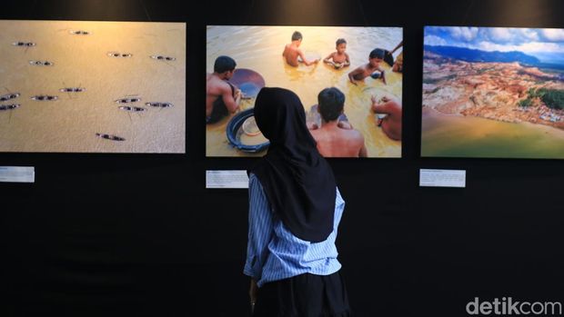 Pengunjung mengamati karya foto pada pameran foto PFI Jogja 'Sing Penting Madhang' di Gallery Gelanggang Inovasi dan Kreativitas (GIK) UGM, Sleman, DIY, Jumat (2/5/2025).
