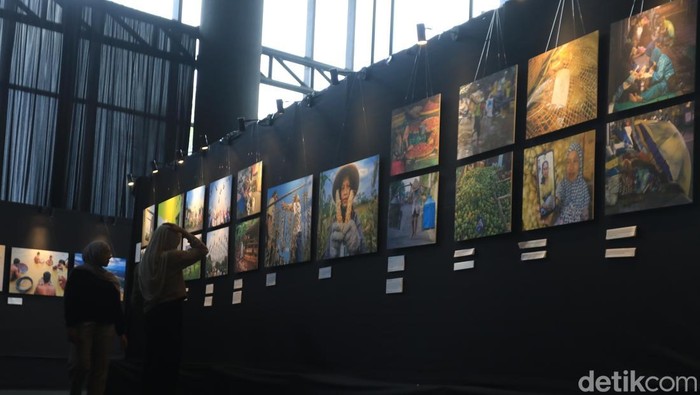 Pengunjung mengamati karya foto pada pameran foto PFI Jogja Sing Penting Madhang di Gallery Gelanggang Inovasi dan Kreativitas (GIK) UGM, Sleman, DIY, Jumat (2/5/2025).