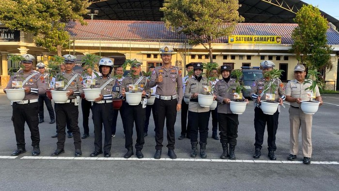 Personel Satlantas Polres Kediri diberi bibit pohon saat ulang tahun