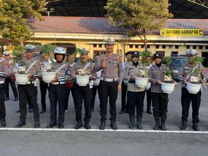 Anggota Polisi Kediri Dapat Kejutan Ultah Bibit Pohon
