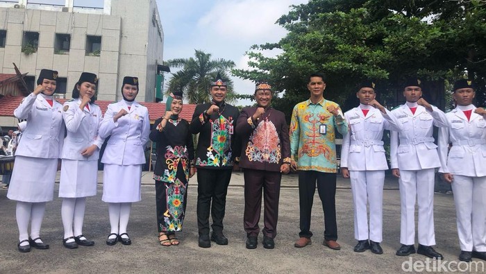 Peserta upacara peringatan Hardiknas di Kalteng.