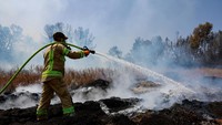 Dinas Pemadam Kebakaran dan Penyelamatan mengatakan petugas pemadam kebakaran akan melanjutkan upaya mereka selama beberapa jam ke depan, meskipun dengan intensitas yang lebih rendah dari sebelumnya, untuk mencegah kebakaran baru muncul. REUTERS/Ammar Awad