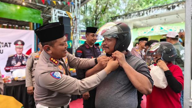 Polda Riau menggelar Jumat Curhat dengan warga di Tenayan Raya, Pekanbaru.