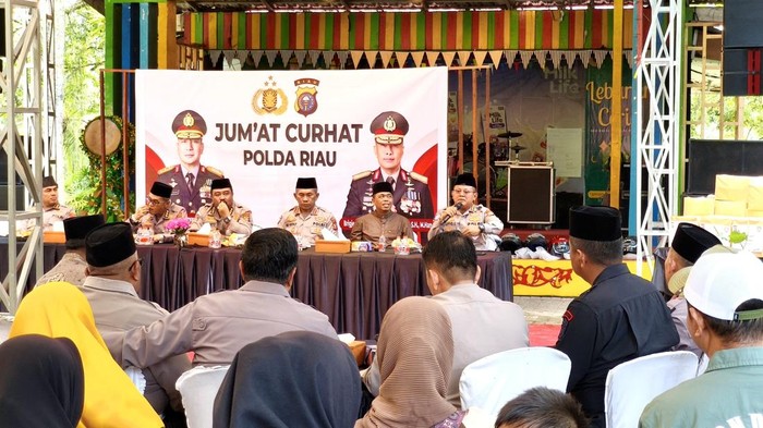 Polda Riau menggelar Jumat Curhat dengan warga di Tenayan Raya, Pekanbaru.