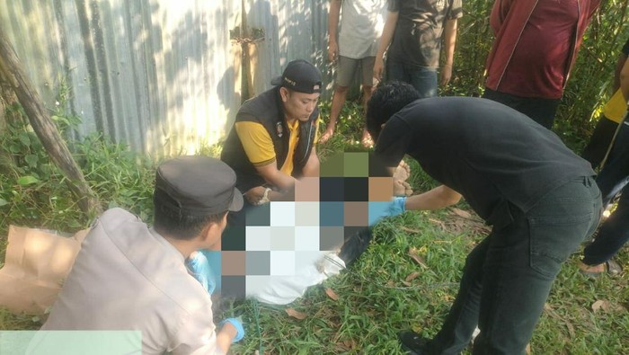 Polisi melakukan evakuasi terhadap jenazah korban