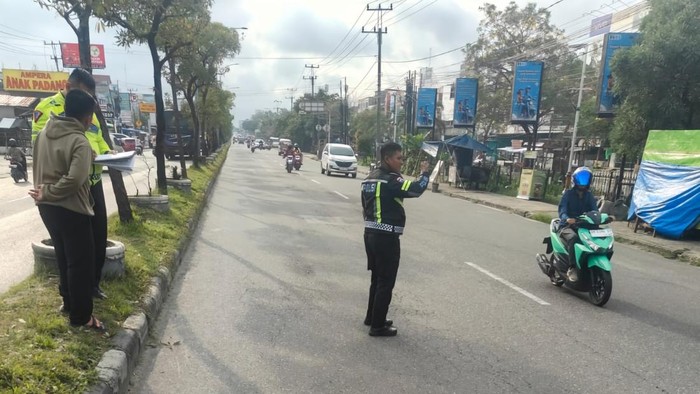 Polisi melakukan olah TKP di lokasi kecelakaan di Pekanbaru, Riau. (Dok Polresta Pekanbaru)