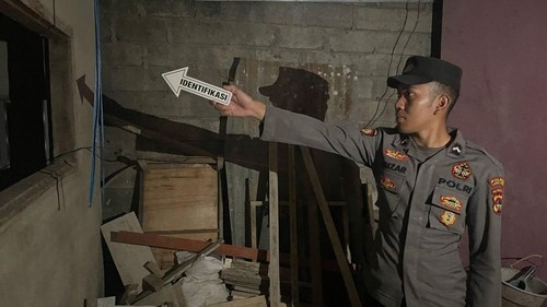 Polisi melakukan olah TKP di lokasi pria tewas gantung diri di Desa Dane Rase, Kecamatan Keruak, Kabupaten Lombok Timur, NTB, Jumat (2/5/2025). (Foto: Dok. Humas Polres Lombok Timur)