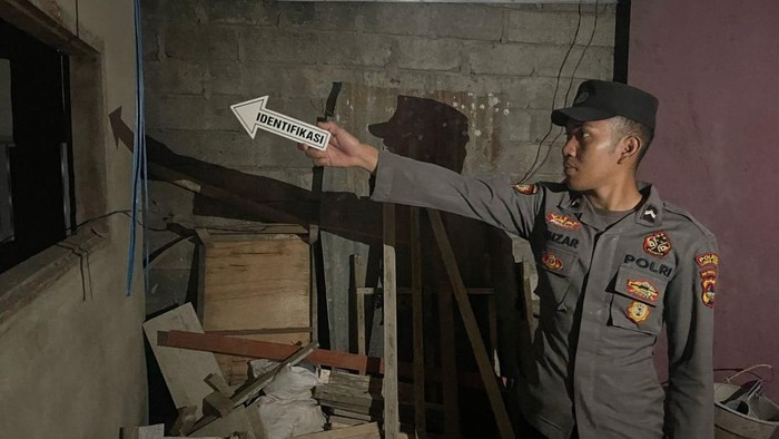 Polisi melaksanakan olah TKP di lokasi lelaki tewas gantung diriÂ di Desa Dane Rase, Kecamatan Keruak, Kabupaten Lombok Timur, NTB,Â Jumat (2/5/2025). (Foto: Dok.Â Humas Polres Lombok Timur)