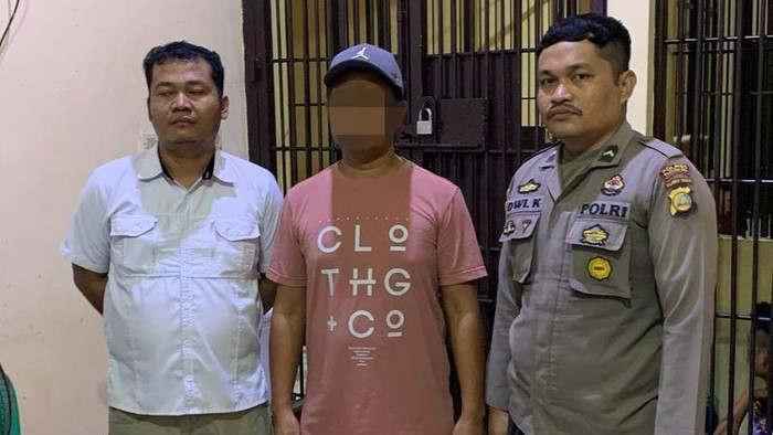 Polisi menahan oknum kades di Tojo Una-una karena menganiaya warganya.