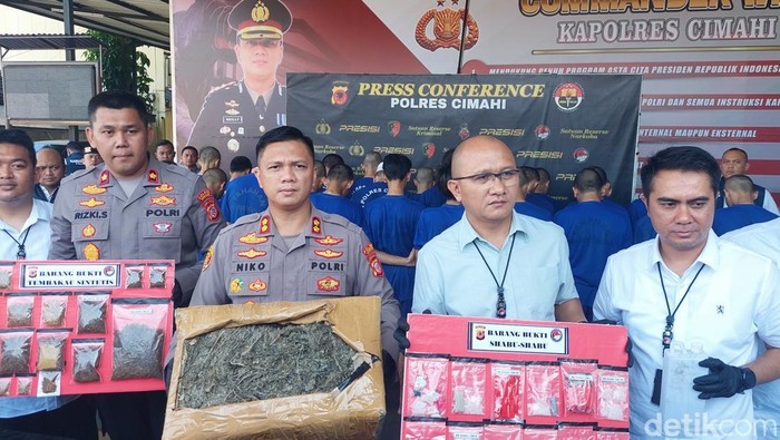 polisi menunjukkan barang bukti ganja seberat 7,2 kilogram