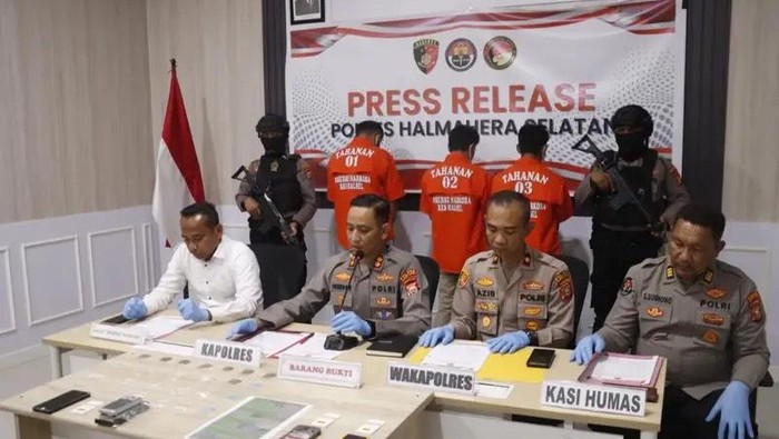 Polres Halmahera Selatan saat menggelar rilis kasus peredaran sabu dan ganja.